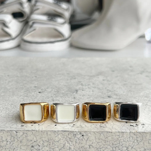 Lulu signet ring